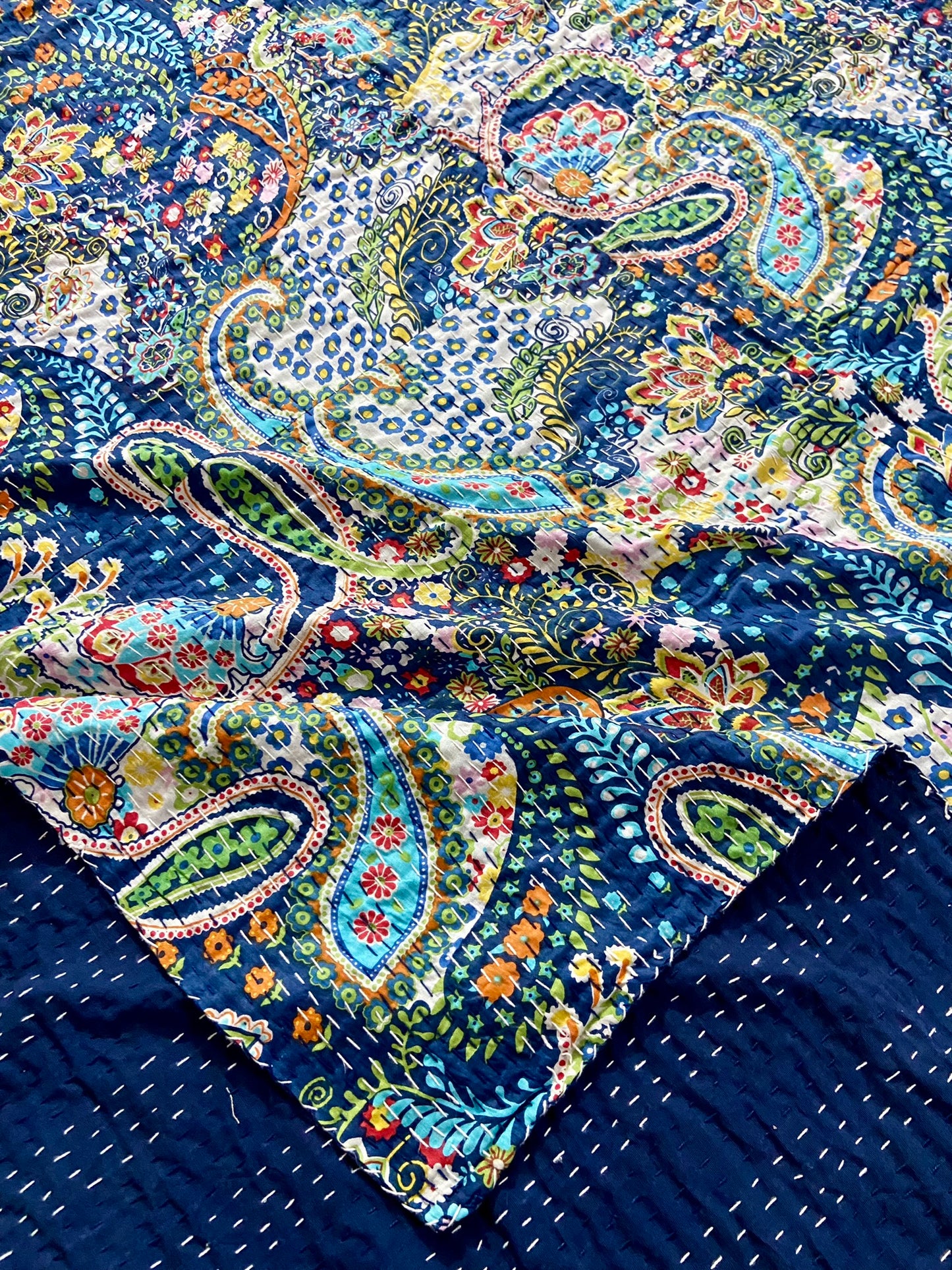 Kantha-Steppdecke mit Tiermotiv, Schwarzer Dschungel
