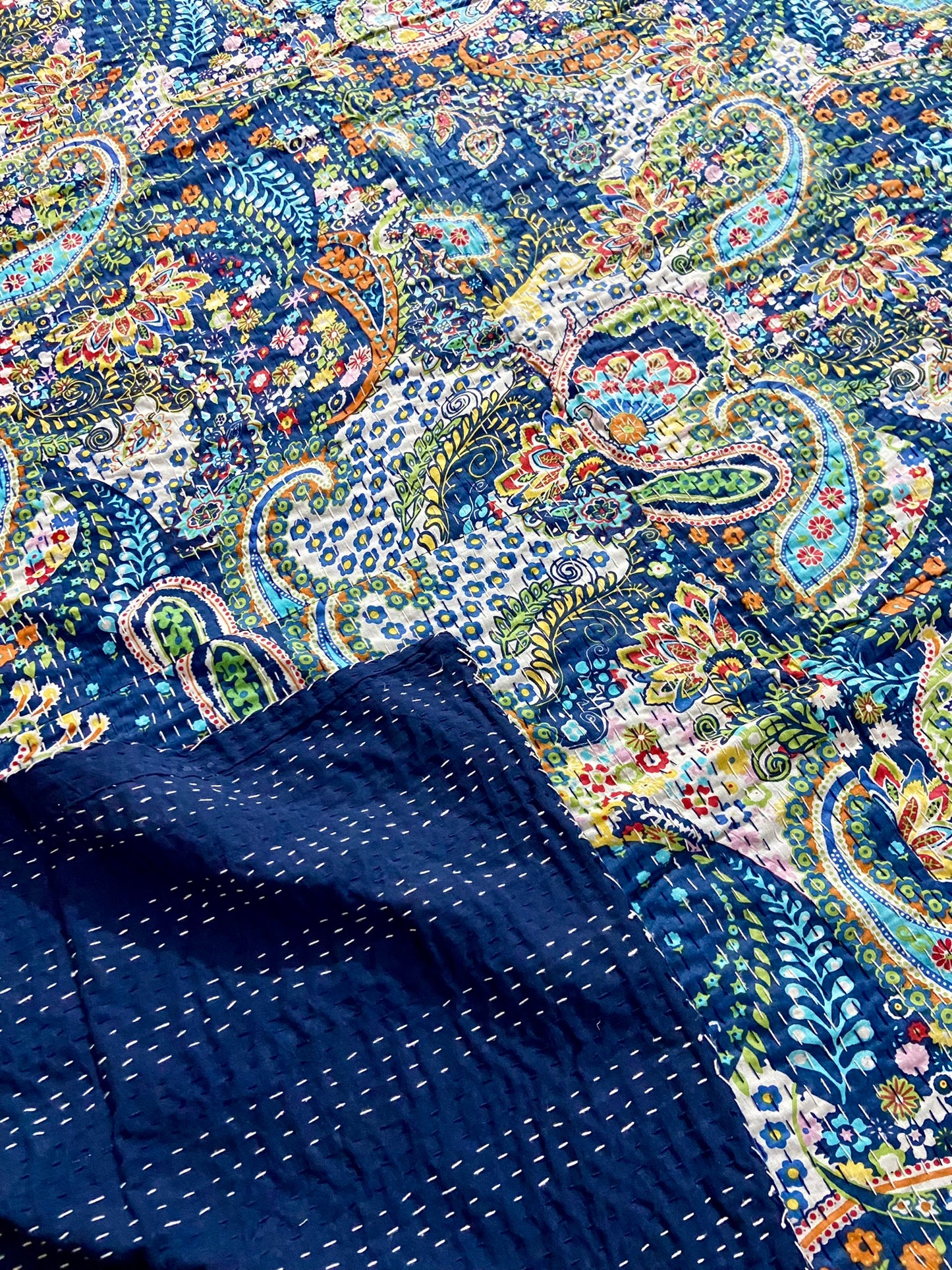 Kantha-Steppdecke mit Tiermotiv, Schwarzer Dschungel