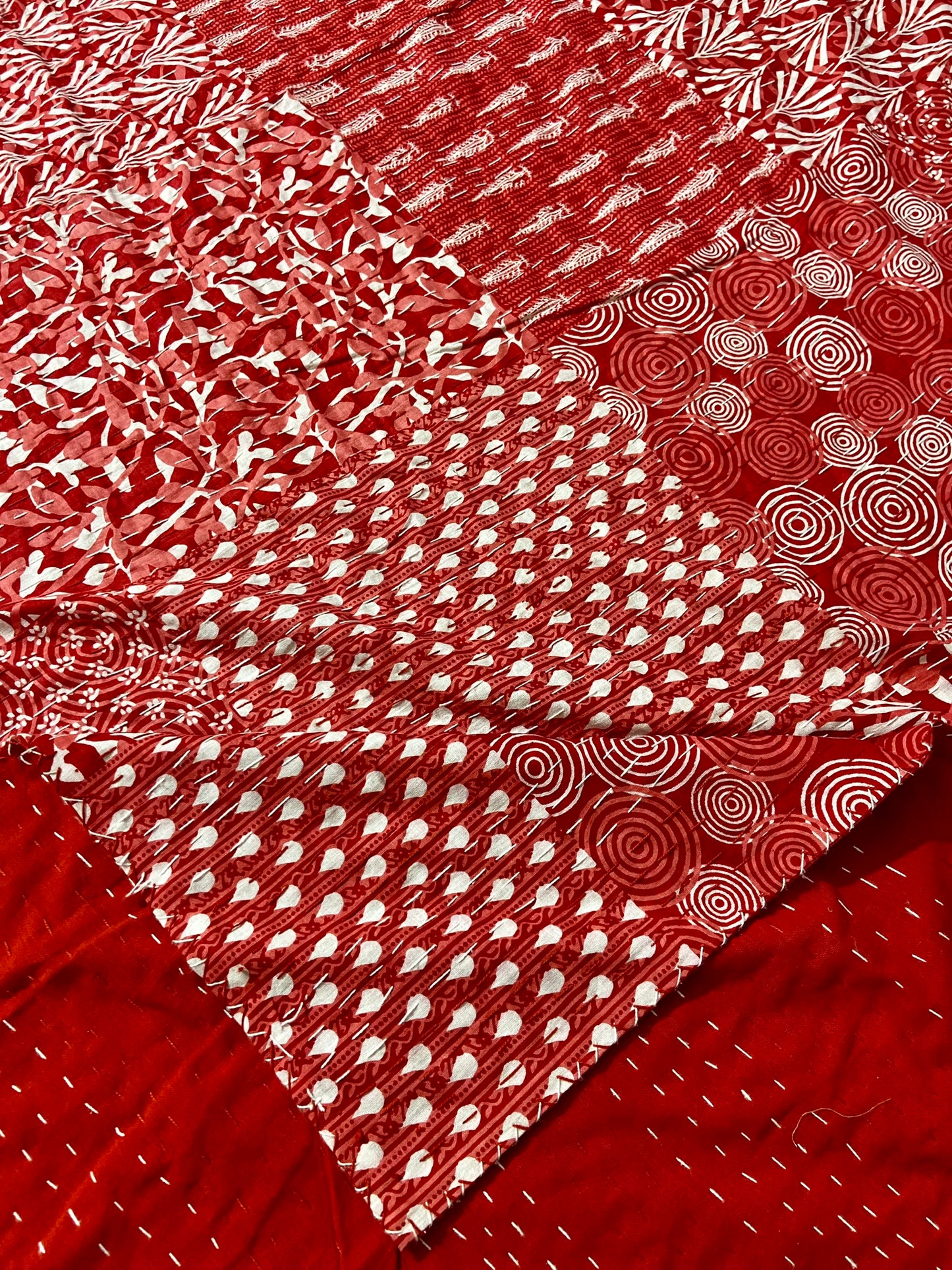 Kantha-Steppdecke mit Tiermotiv, Schwarzer Dschungel