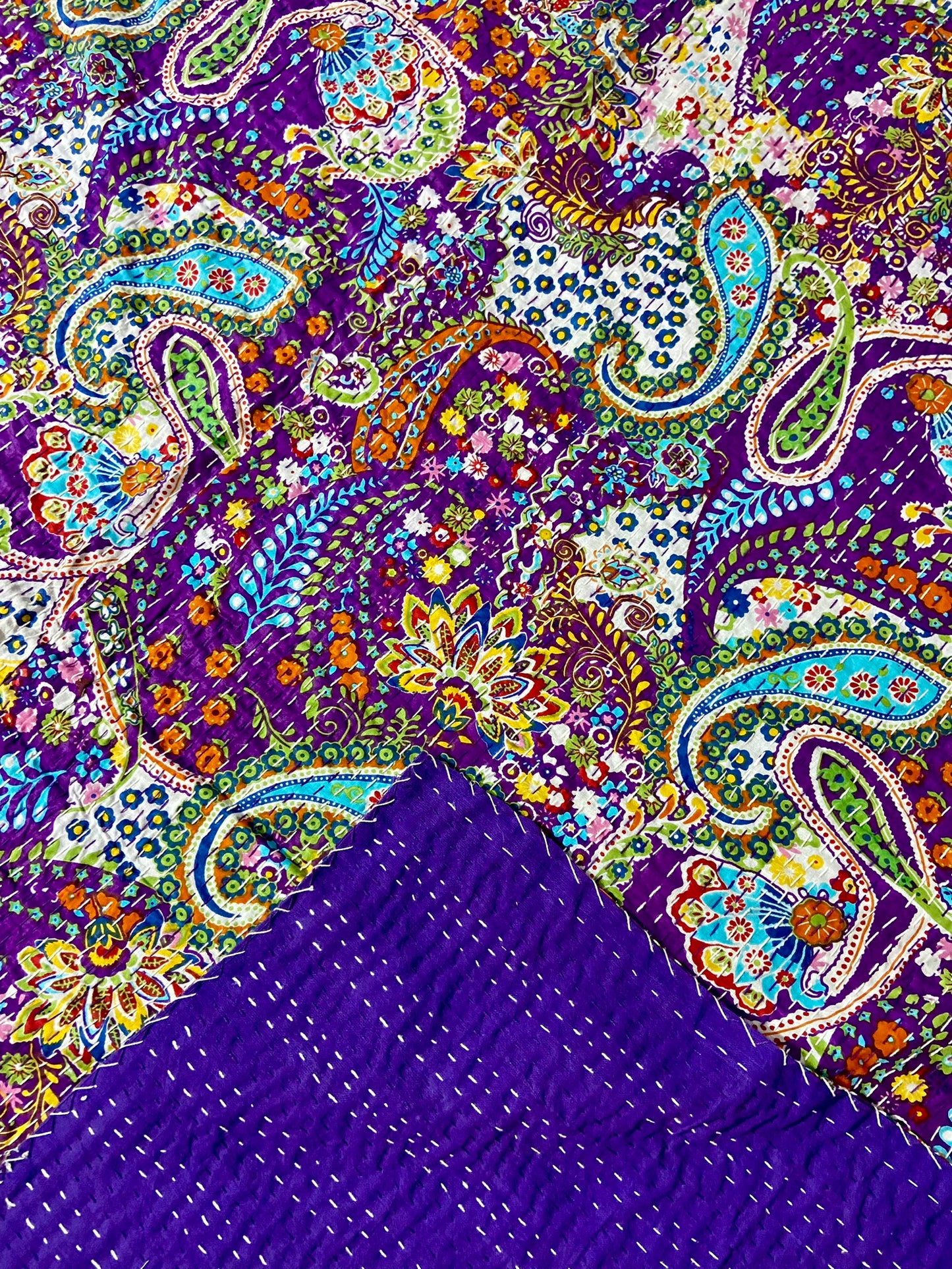 Minimalistische Kantha-Steppdecke aus Baumwolle